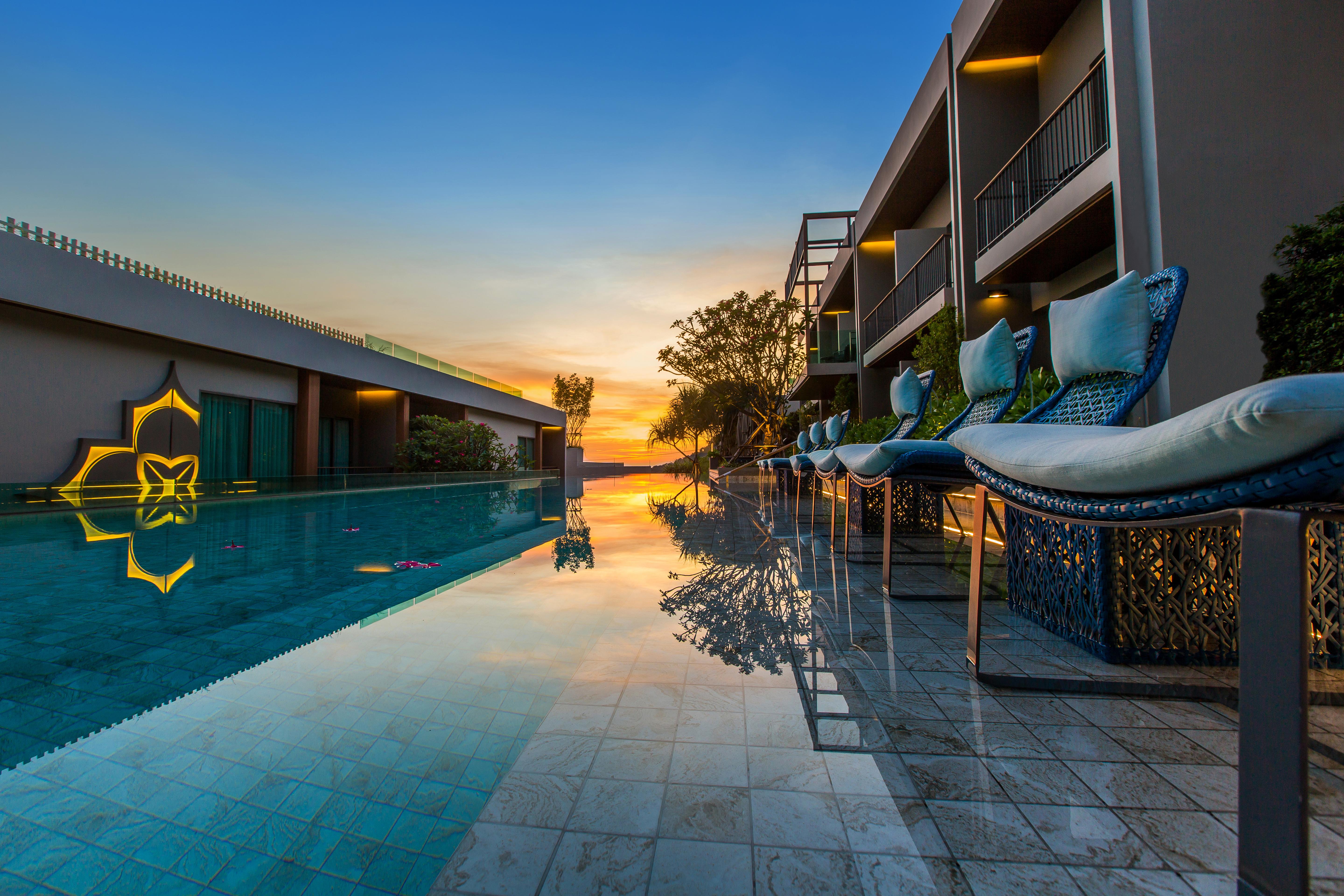 Fusion Suites Phuket Patong Eksteriør bilde The swimming pool at the hotel