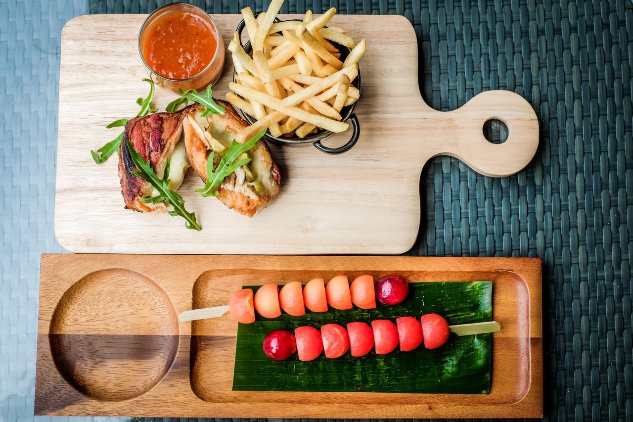 Fusion Suites Phuket Patong Eksteriør bilde A wooden cutting board with a handle