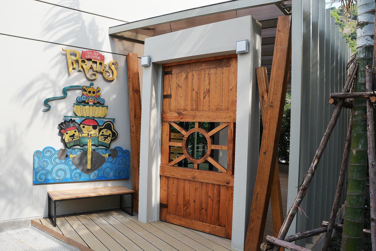 Fusion Suites Phuket Patong Eksteriør bilde Entrance to the pirate ship