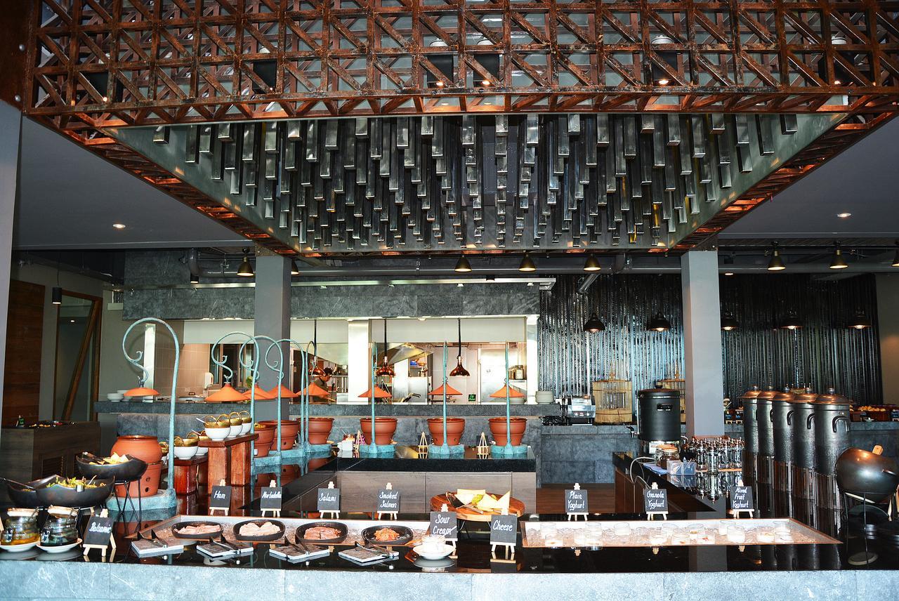 Fusion Suites Phuket Patong Eksteriør bilde The buffet at the restaurant