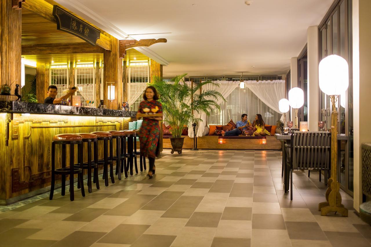 Fusion Suites Phuket Patong Eksteriør bilde The bar at the hotel