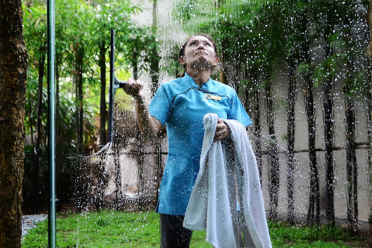 Fusion Suites Phuket Patong Eksteriør bilde A woman showering outdoors